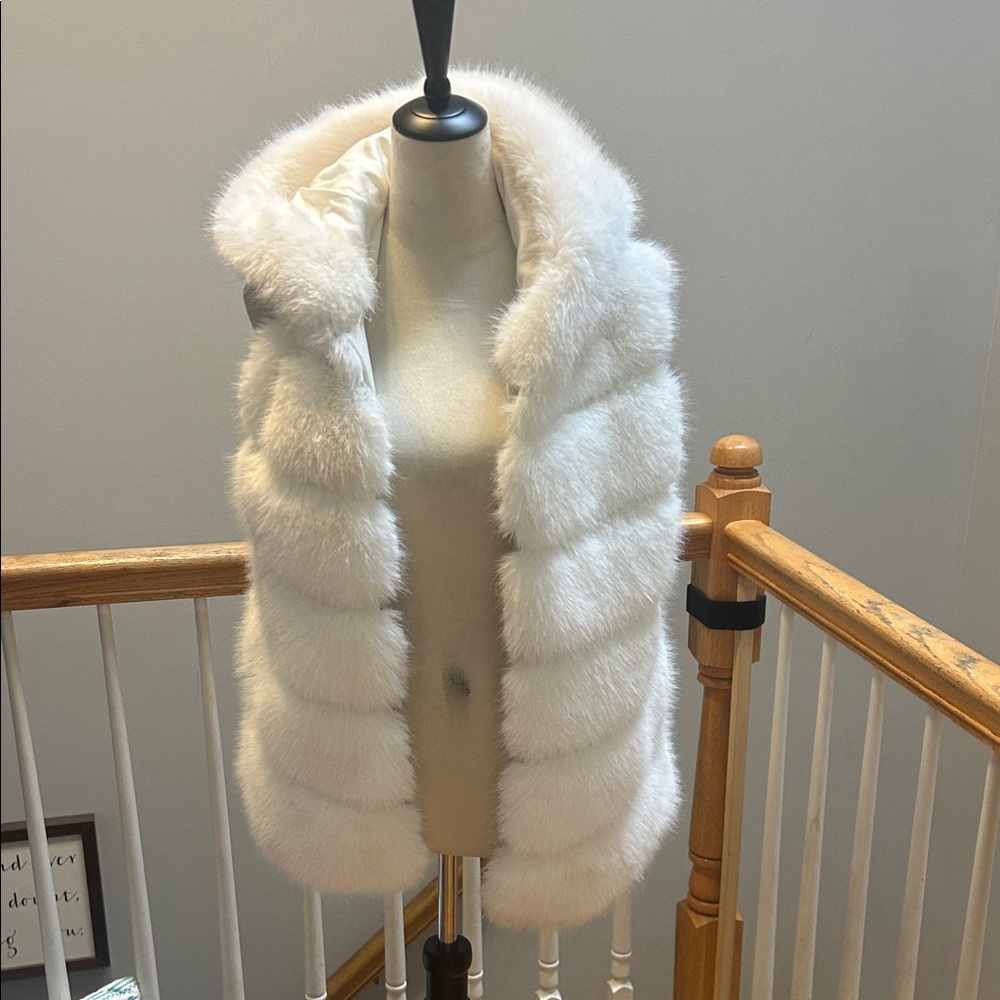 Luxurious White Faux Fur Hooded vest - Picture 2 of 3